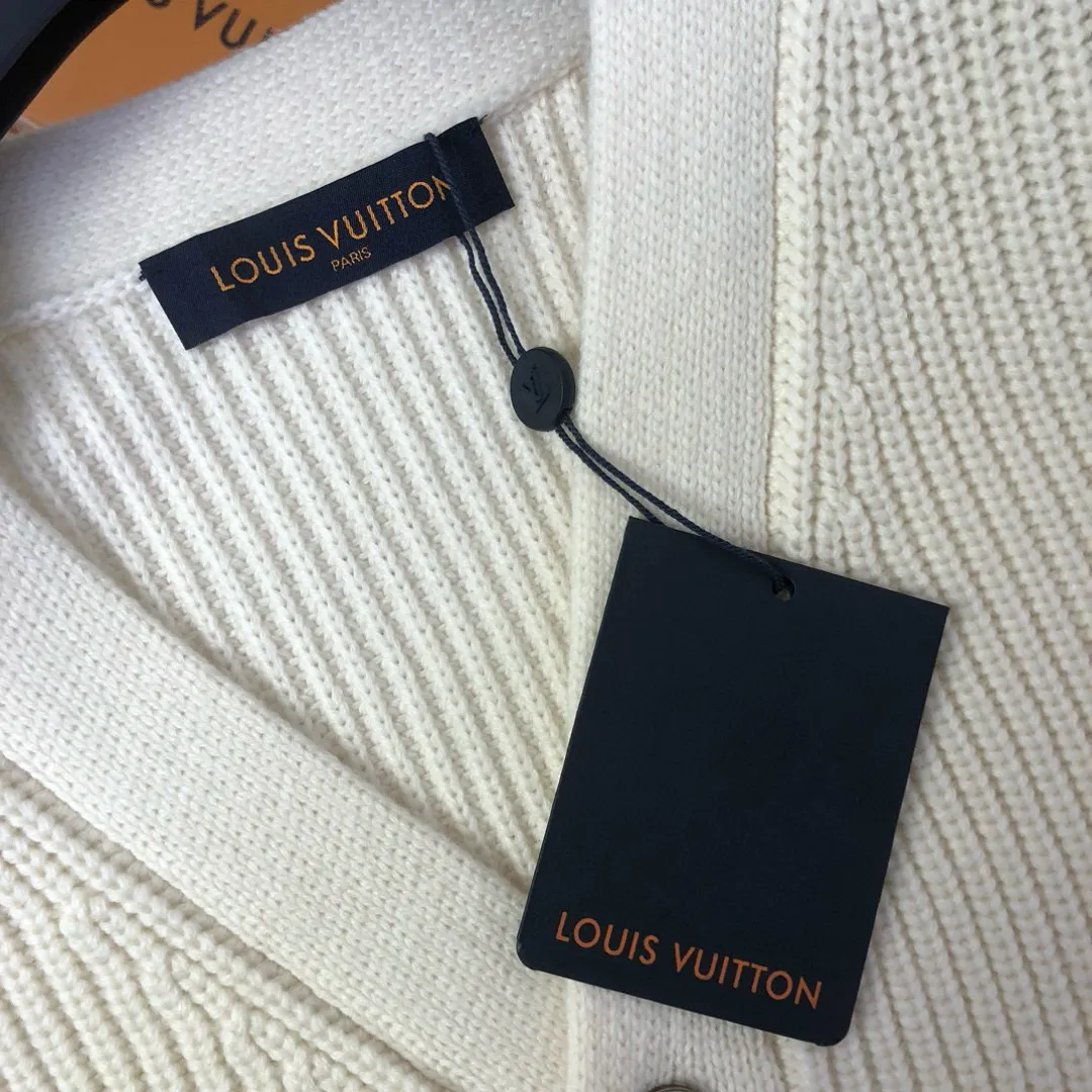🅿️720 🀄️ Louis Vuitton's exclusive version of the LV intarsia knitted cardigan 🔥 This sheepskin cardigan is embellished with eye-catching logo patterns. Large LV letters and Monogram flowers overlap on the lower body and sleeves to create a snowy scene. The elegant intarsia knitting uses contrast stitching and contrasts with the wide ribbed base to create a three-dimensional effect and is suitable for comfortable wear after skiing. Enjoy leisure time at night. The same styles for men and women. You can buy items on the official website at a ratio of one to one.